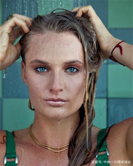 恩里克：阿劳霍是一名顶级球员，但在出球方面存在明显的不足